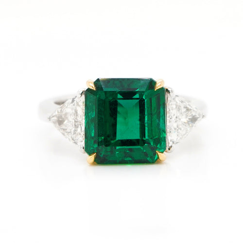 5.04 cts Emerald with Diamond Ring