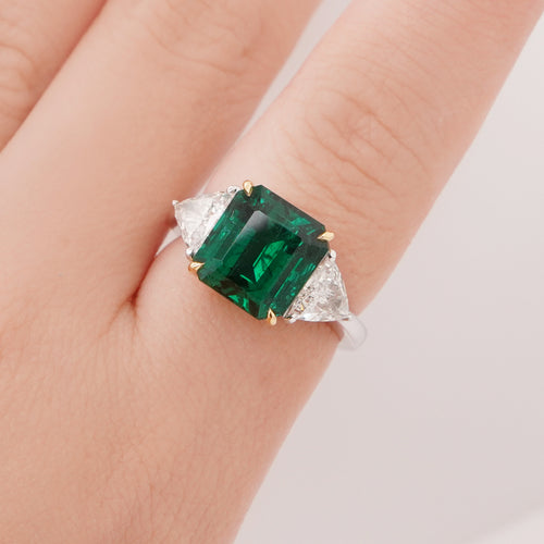 5.04 cts Emerald with Diamond Ring